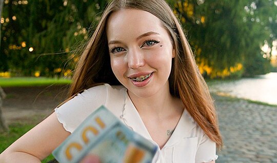 Русская сучка готова сосать и трахаться ради денег