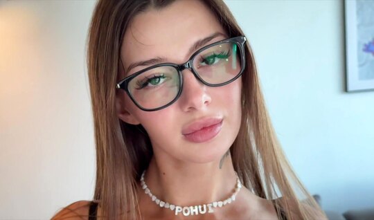 Русская сучка в очках знает что делать с крепким членом