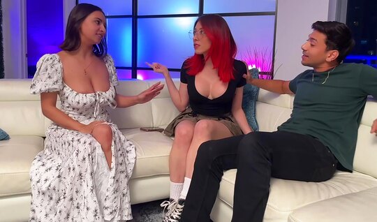 Девушка с большими дойками организовала крутой тройничок