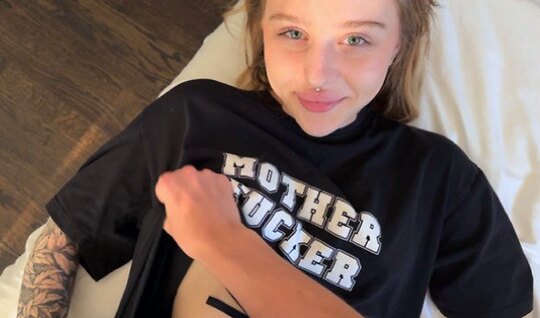 Худая телочка не против потрахаться пока родители на даче