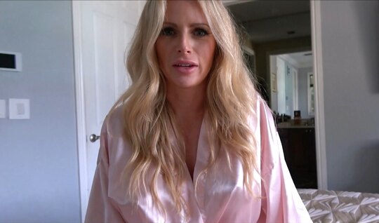 The blonde showed her tits and the guy offered her sex...