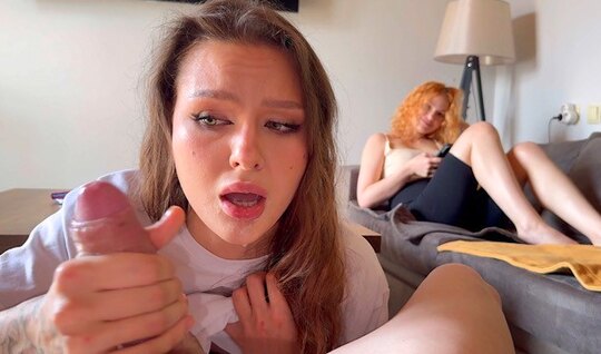 Русская телочка не стесняясь делает минет чужому парню