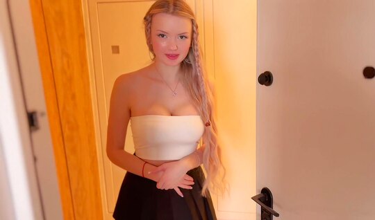 Блондинка сама к парню пришла чтобы член попробовать