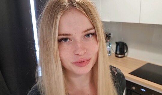 The blonde couldn	 refuse a strong dick...